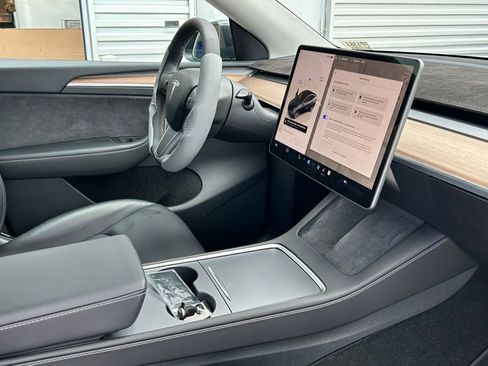 Used 2024 Tesla Model Y 2WD image 41