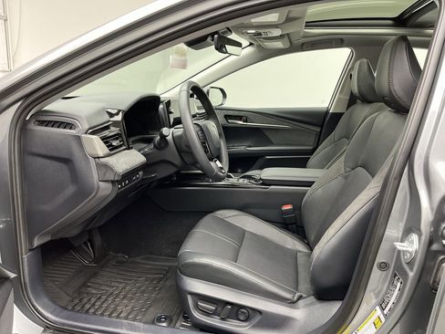 Used 2025 Toyota Camry XLE image 3