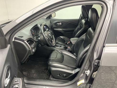 Used 2019 Jeep Cherokee Latitude Plus w/ Cold Weather Group image 3