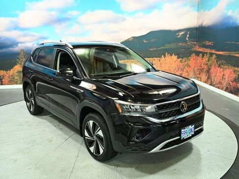 Used 2024 Volkswagen Taos SE image 1