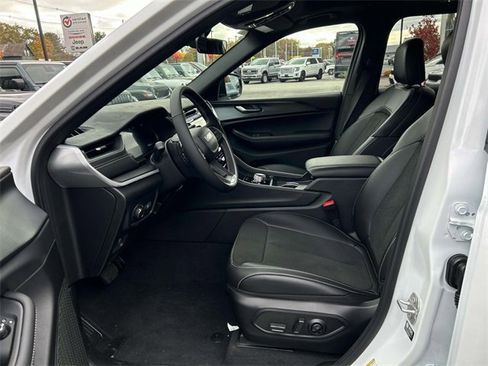 New 2025 Jeep Grand Cherokee L Altitude image 4