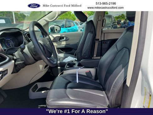Used 2023 Chrysler Pacifica Touring-L FWD image 24