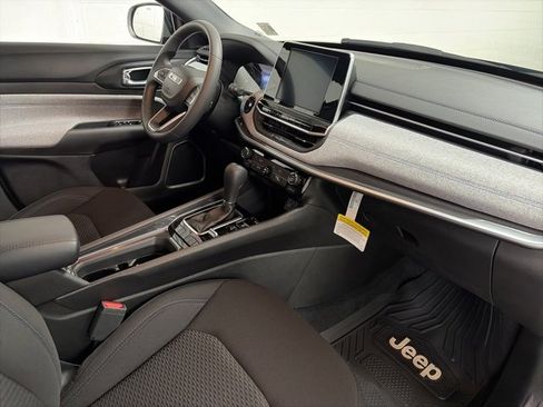 Used 2025 Jeep Compass Sport image 9