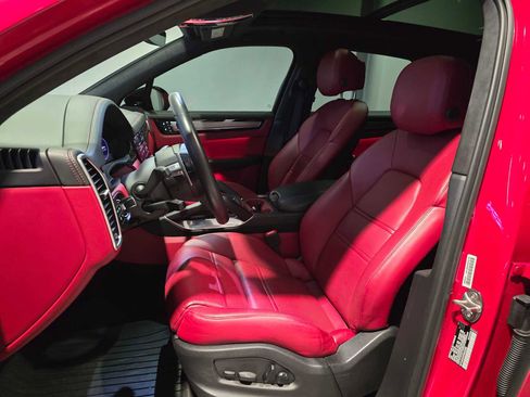 Used 2023 Porsche Cayenne Turbo S image 6