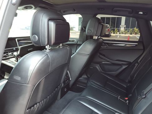 Used 2025 Porsche Macan AWD/4WD image 8