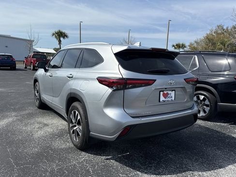 Used 2022 Toyota Highlander XLE image 6