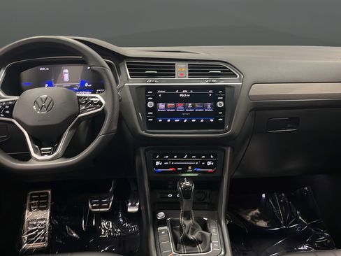 Used 2024 Volkswagen Tiguan SE R-Line AWD/4WD image 12