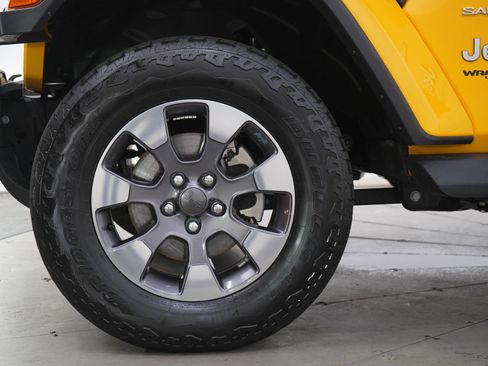 Used 2019 Jeep Wrangler Unlimited Sahara w/ Dual Top Group AWD/4WD image 29