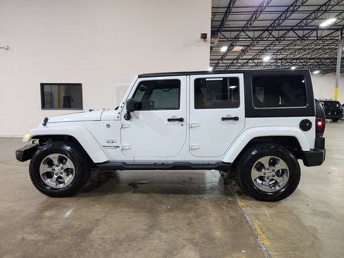 Used 2018 Jeep Wrangler Unlimited Sahara AWD/4WD image 7
