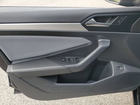 Used 2025 Volkswagen Jetta SE FWD image 17