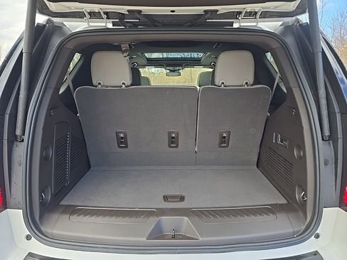 Used 2023 GMC Yukon SLT w/ SLT Luxury Package image 26