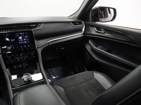 Certified 2025 Jeep Grand Cherokee Altitude image 29