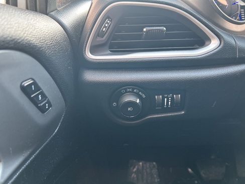 Used 2020 Chrysler Pacifica Touring-L image 33