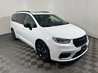 Certified 2023 Chrysler Pacifica Limited w/ Uconnect Theater Family Group FWD video 1