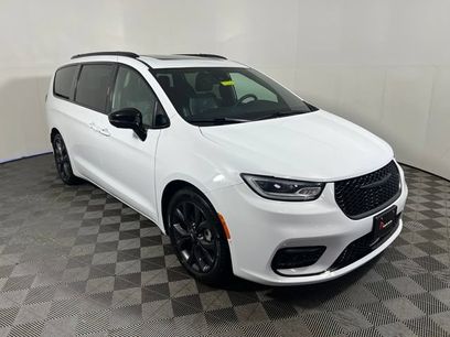 Certified 2023 Chrysler Pacifica Limited w/ Uconnect Theater Family Group
