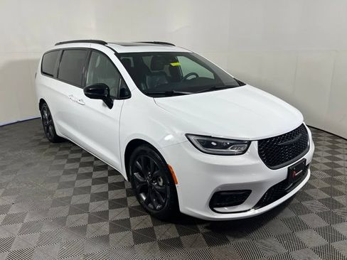 Certified 2023 Chrysler Pacifica Limited w/ Uconnect Theater Family Group FWD image 1