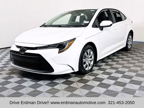 Used 2023 Toyota Corolla LE image 3