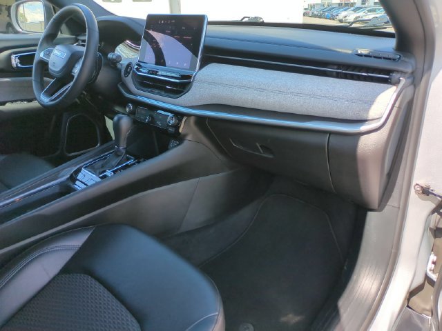 Used 2024 Jeep Compass Latitude AWD/4WD image 21