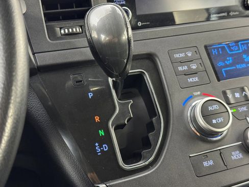 Used 2019 Toyota Sienna SE w/ Carpet Mat Package image 26