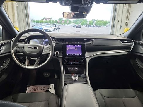 Used 2025 Jeep Grand Cherokee Laredo AWD/4WD image 8