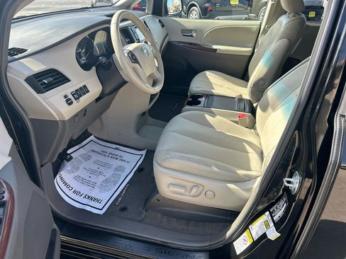 Used 2014 Toyota Sienna XLE w/ Entertainment Package image 10