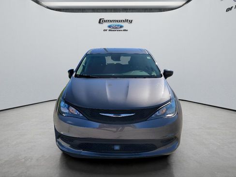 Used 2023 Chrysler Voyager LX image 2