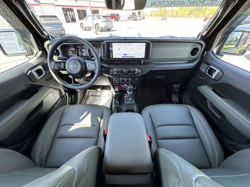 Used 2025 Jeep Gladiator Mojave AWD/4WD image 21