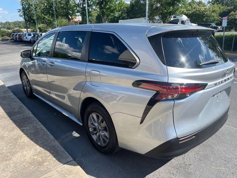 Used 2021 Toyota Sienna LE FWD image 4