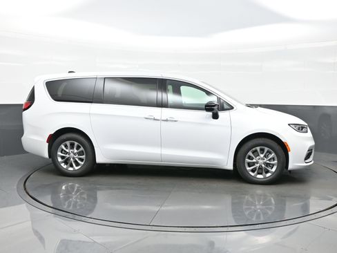 New 2026 Chrysler Pacifica Select image 7