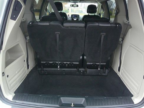 Used 2016 Chrysler Town & Country Touring image 22