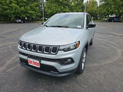 Used 2024 Jeep Compass Latitude AWD/4WD image 2