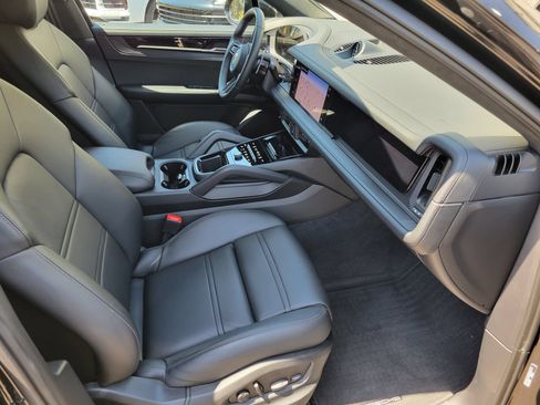 Certified 2025 Porsche Cayenne GTS AWD/4WD image 28