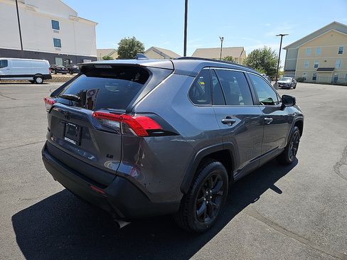 Used 2021 Toyota RAV4 LE FWD image 5