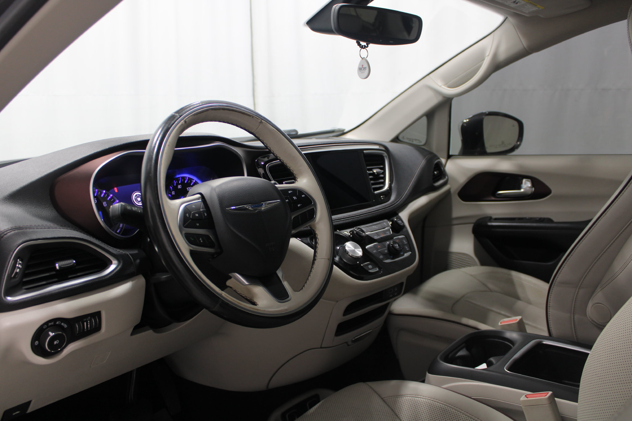 Used 2019 Chrysler Pacifica Limited FWD image 12