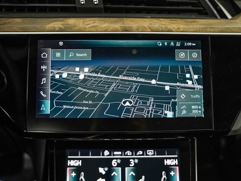 Used 2022 Audi e-tron Premium Plus w/ Premium Plus Package image 21