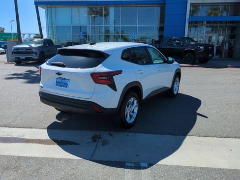 New 2026 Chevrolet Trax LS w/ LS Convenience Package FWD image 5