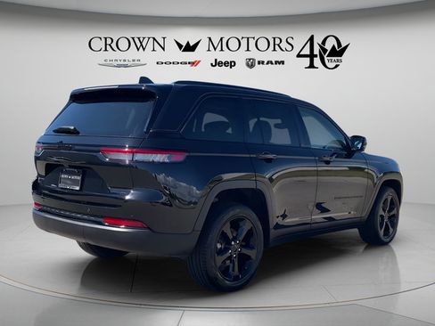 Used 2023 Jeep Grand Cherokee Limited w/ Black Appearance Package AWD/4WD image 5