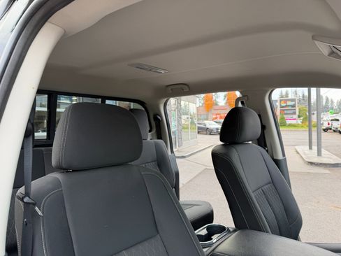 Used 2018 Nissan Titan SV w/ SV Convenience Package image 15