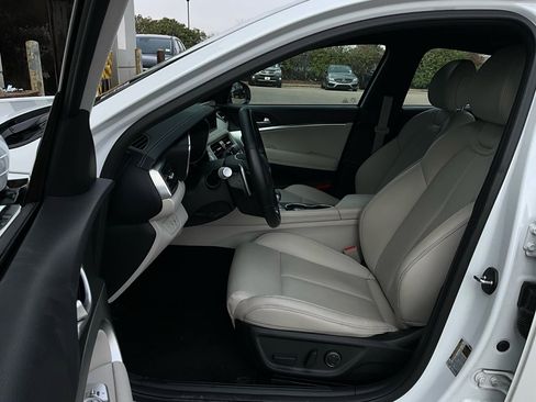 Used 2025 Genesis G70 2.5T image 10