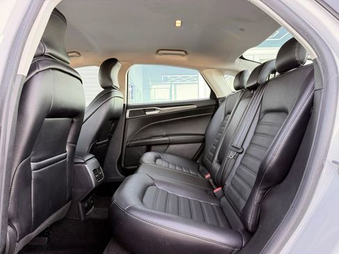 Used 2018 Ford Fusion SE w/ Equipment Group 602A FWD image 17