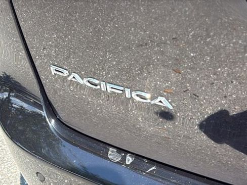 Used 2024 Chrysler Pacifica Touring-L image 7