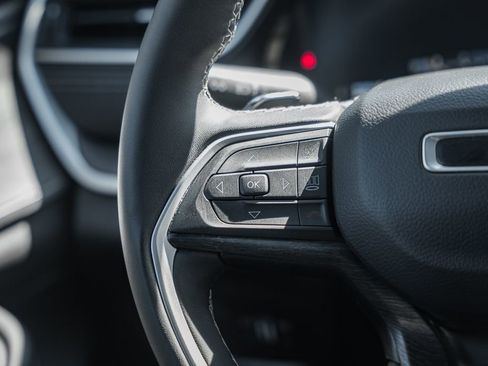 Used 2024 Jeep Grand Cherokee Limited image 31