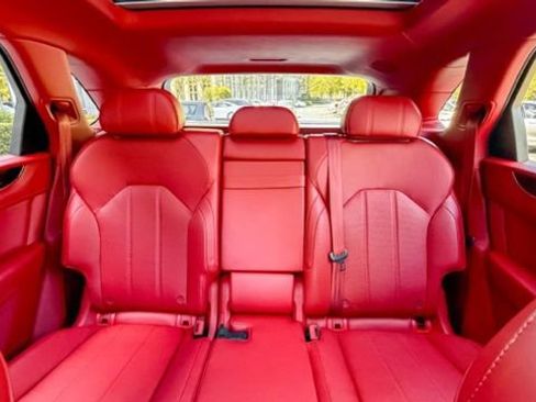 Used 2022 Bentley Bentayga image 60