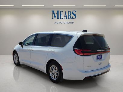 Used 2024 Chrysler Pacifica Touring-L