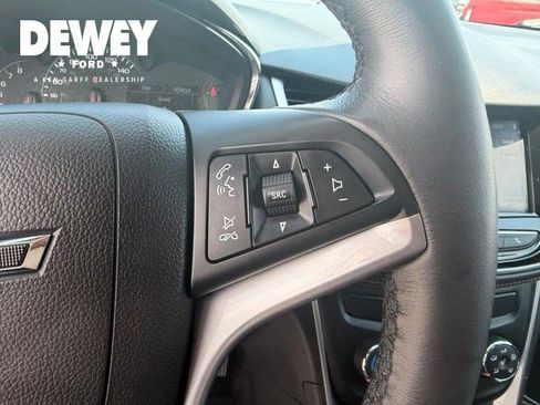 Used 2022 Chevrolet Trax LT w/ Premium Seat Package AWD/4WD image 16