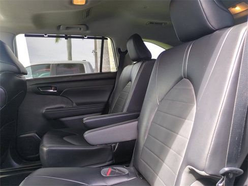 Used 2022 Toyota Highlander XLE image 12