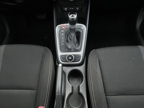 Used 2025 Hyundai Venue SEL image 19