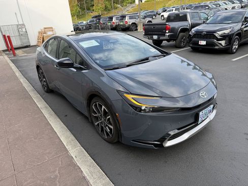 Used 2025 Toyota Prius Plug-In Hybrid FWD image 9