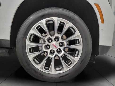 Used 2025 GMC Yukon XL Denali image 4