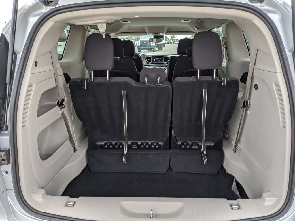 Used 2023 Chrysler Voyager LX FWD image 17
